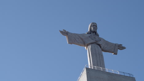 monumento a cristo rei en almada