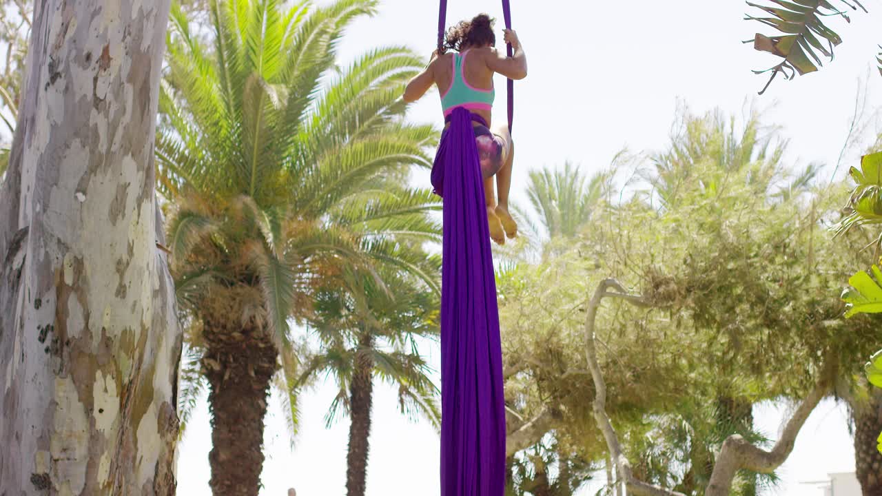 mujer practicando yoga aeróbico al aire libre