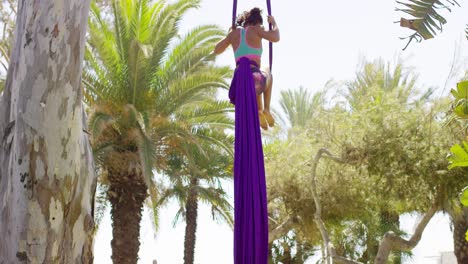 mujer practicando yoga aeróbico al aire libre