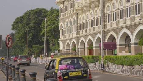 Außenansicht-Des-Taj-Palace-Hotels-Mit-Verkehr-In-Mumbai,-Indien