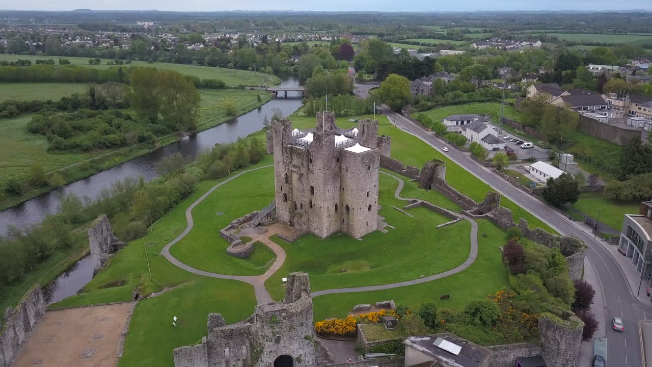 L'incredibile Castello di Trim che è apparso in film come Braveheart e altri, filmato con eccellenti riprese in 4k
