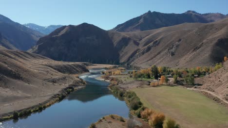 Imágenes-De-Drones-De-Una-Pista-De-Aterrizaje-Remota,-Un-Puente-Sobre-Un-Río-Y-Un-Campamento-Rodeado-De-Montañas-Y-Un-Río-En-El-Río-Frank-Church-Sin-Retorno-En-Idaho