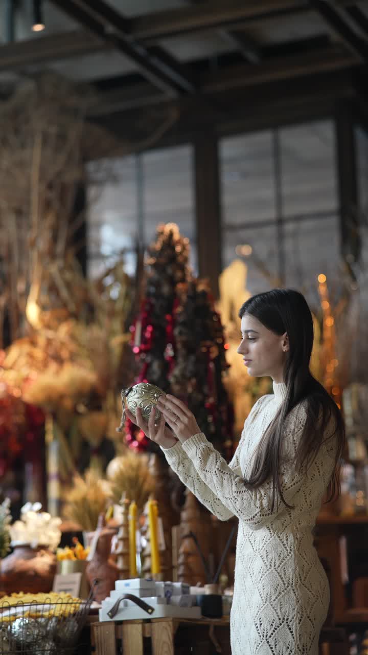mujer mirando adornos de navidad en una tienda