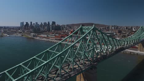 Drohnenflug-über-Die-Jacques-Cartier-Brücke-Mit-Blick-Auf-Die-Stadtlandschaft-Von-Montreal-In-Der-Ferne-An-Einem-Sonnigen-Tag