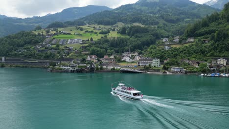 Hermoso-Viaje-En-Barco-Por-Las-Aguas-Del-Lago-Como-Parte-Del-Turismo-En-Suiza