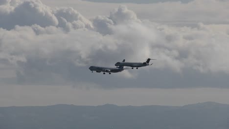 2-airplanes-land-side-by-side