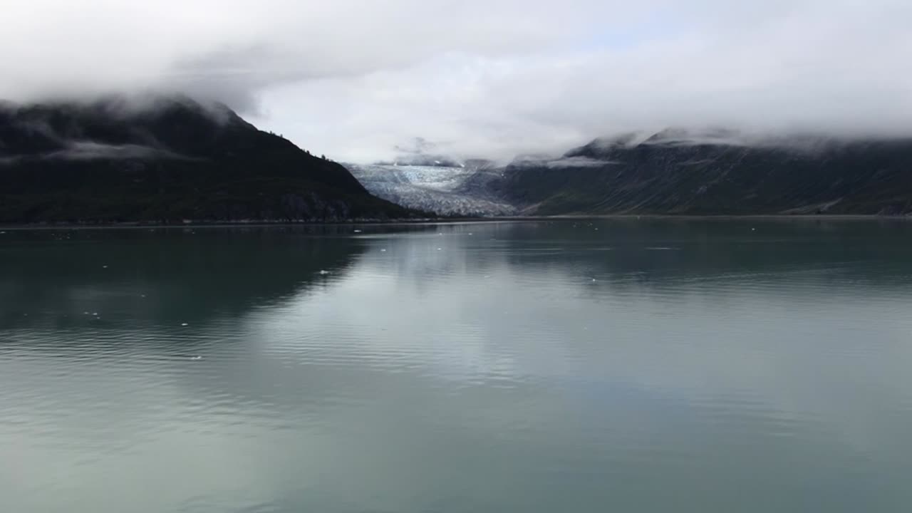 Glacier Bay Milli Parkı, Alaska'da bir buzul ve dağların geniş açılı çekimi