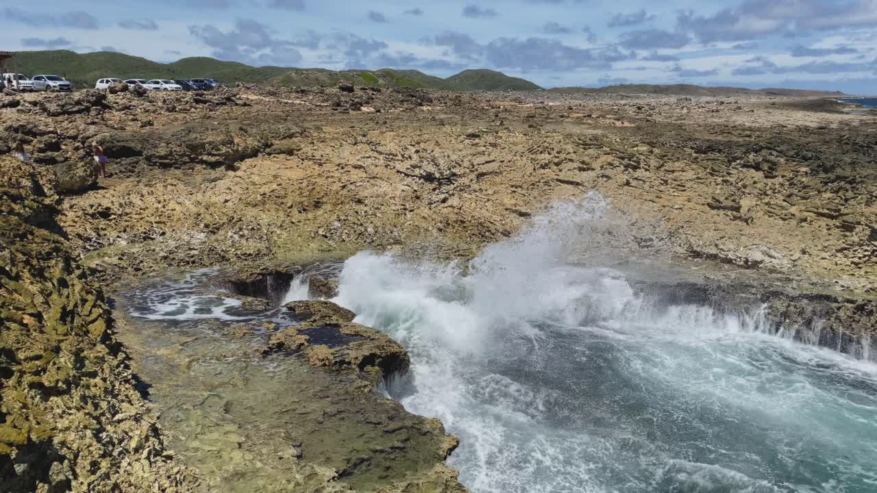 la ola de la pistola boka en el parque nacional shete boka de curaçao