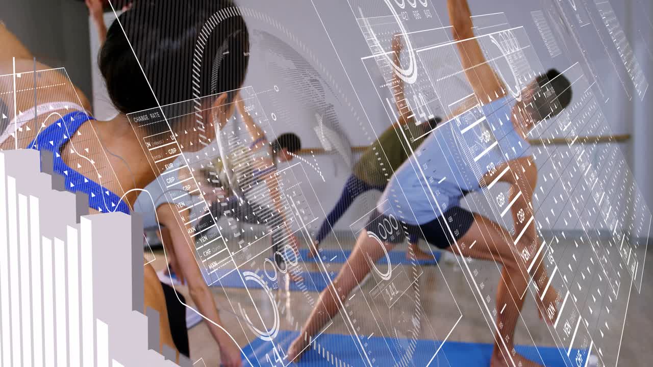 Treinador levantando os braços, orientando a turma para a postura do Guerreiro II, enquanto monitora métricas de condicionamento físico via sobreposição gráfica.