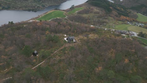 Fisterbu,-Una-Cabaña-Aislada-En-La-Región-Otoñal-De-Hjelmeland-En-Noruega,-Rodeada-De-Bosques,-Vista-Aérea