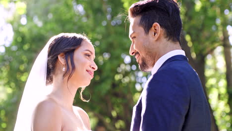 Feliz-Boda,-Pareja-Y-Beso-En-El-Parque