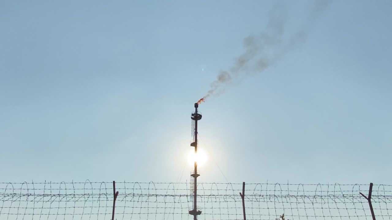 유선 울타리 벽, 산업 지역, 굴뚝, 일몰 뒤의 가스 플레어