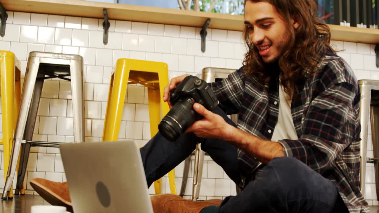 ejecutivo revisando la imagen en la cámara digital 4k