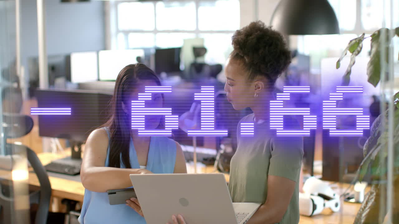 animación del procesamiento de datos financieros sobre diversas mujeres empresarias en la oficina