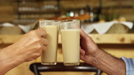 pareja de ancianos brindando vasos de café en el café 4k