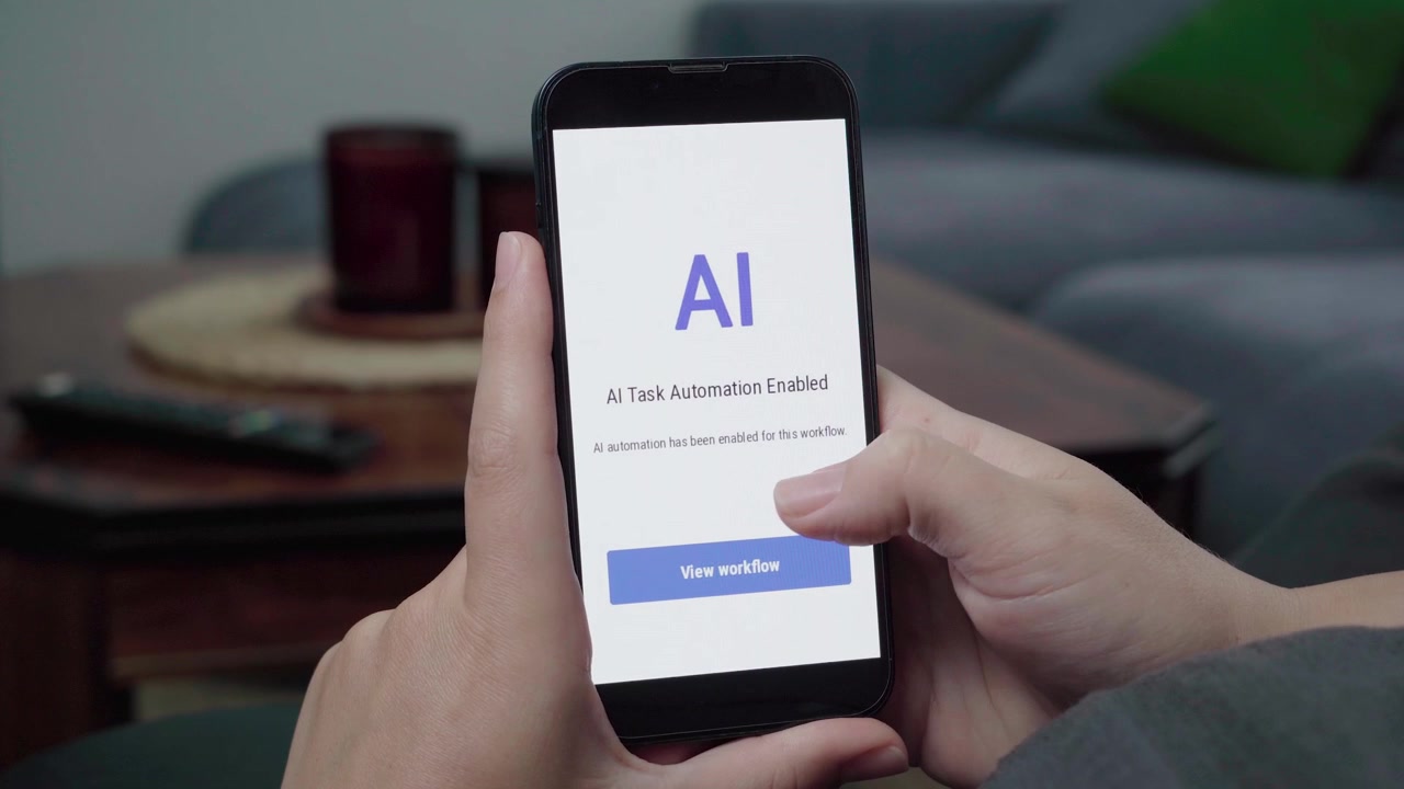 Primo piano di una schermata di un'app mobile che mostra un avviso "Automazione attività AI abilitata" mentre un utente si prepara a toccare "Visualizza flusso di lavoro"