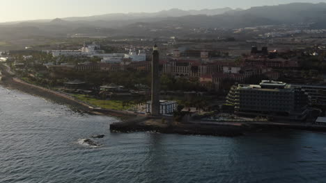 Toma-Aérea-Del-Resort-De-Gran-Canaria-Y-El-Faro-De-Maspalomas-Por-La-Noche