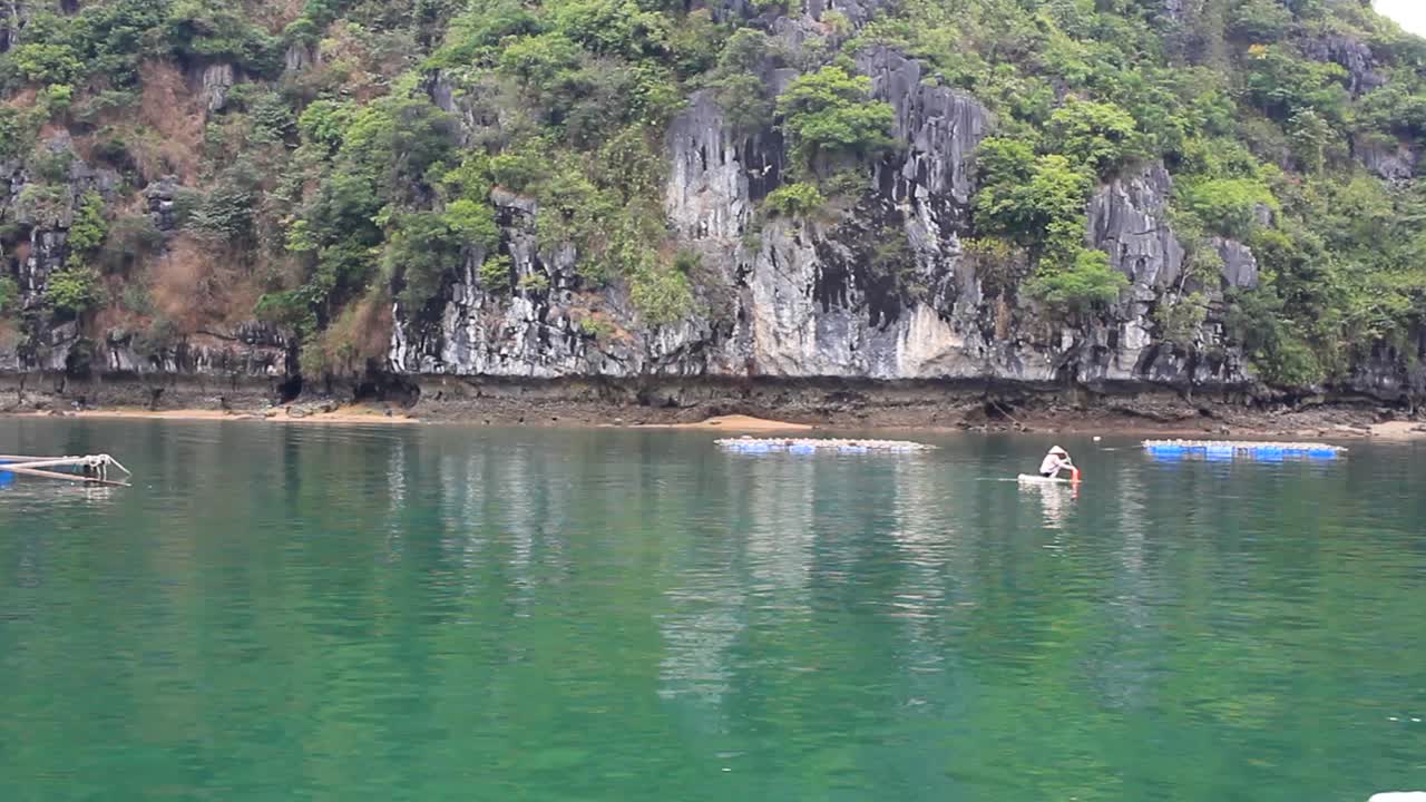 mujer vietnamita en un bote pequeño usando un lavabo como remo