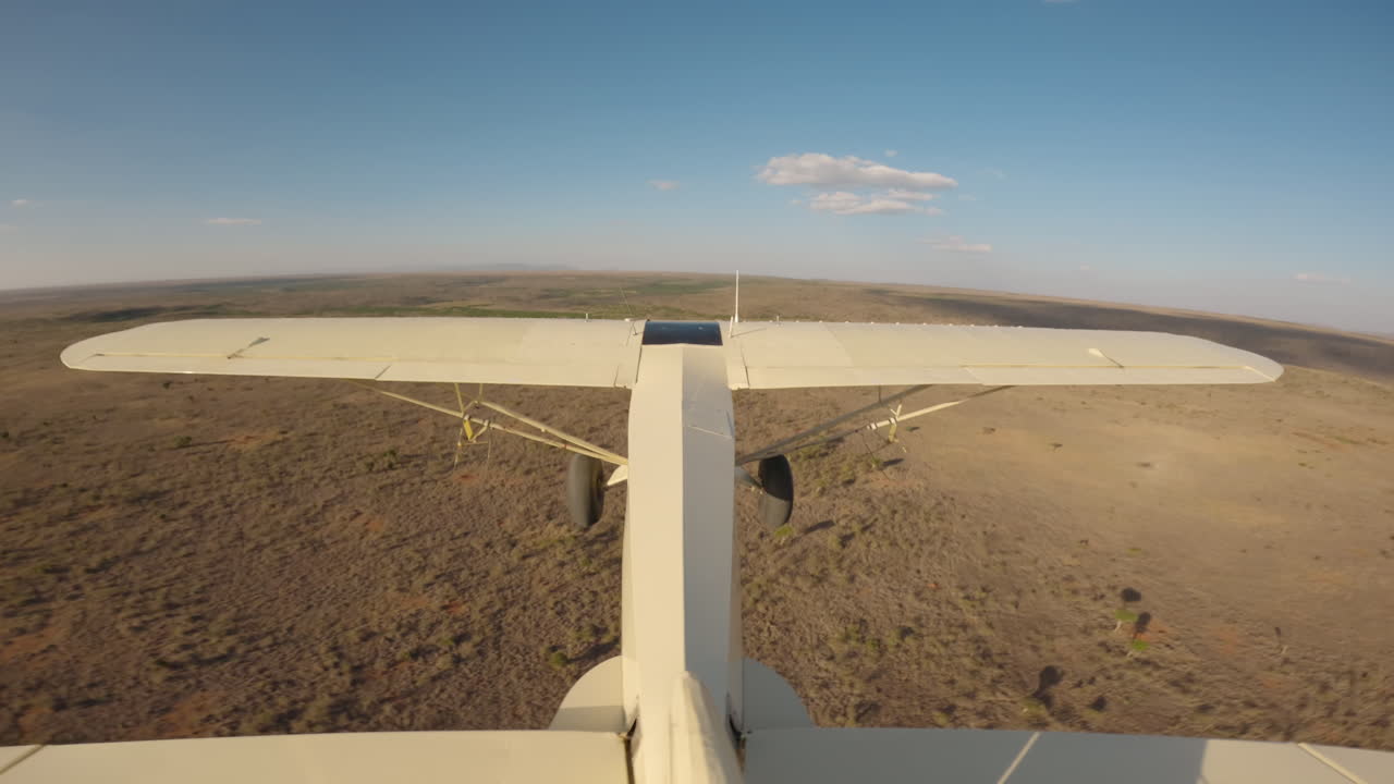 Aereo da bushcraft in volo sopra la savana secca