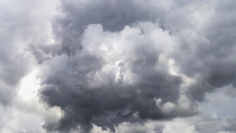 Severa-Tormenta-Eléctrica-Y-Nubes-Oscuras