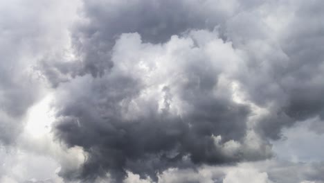 嚴重的雷暴和黑暗的雲