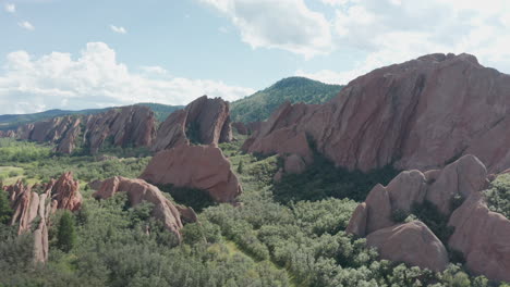 Arrowhead-Golf-Resort-In-Littleton-Colorado-Mit-Grünem-Gras,-Roten-Felsen-Und-Blauem-Himmel