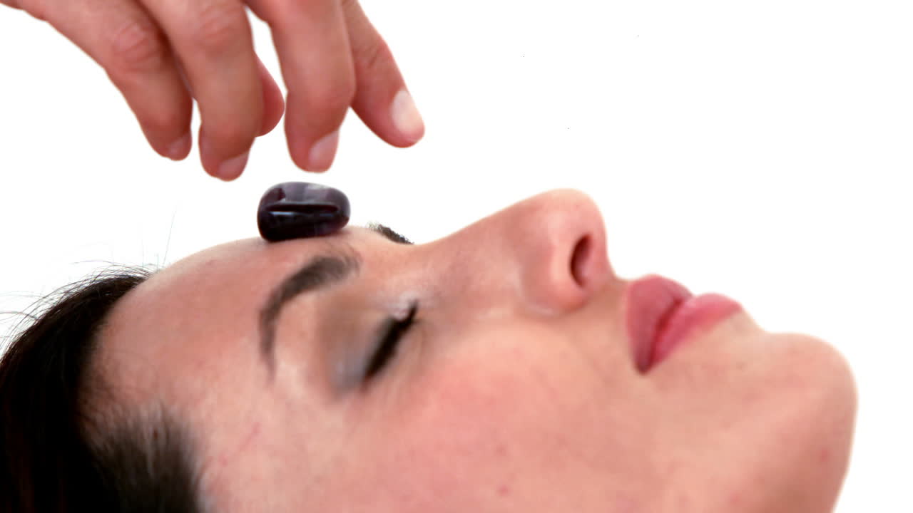 Kvinde til krystalhealingssession