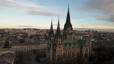 La-Luz-Del-Sol-Dorada-Se-Proyecta-Sobre-La-Iglesia-De-Ohla-Y-Elizabeth