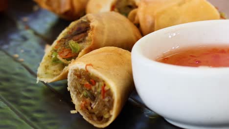 rollos de primavera crujientes con salsa de inmersión