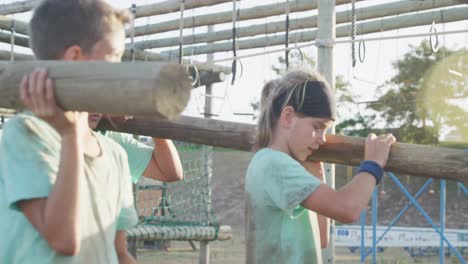 Grupo-De-Niños-Caucásicos-Entrenando-En-El-Campo-De-Entrenamiento