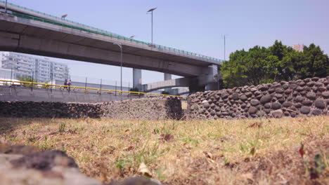 Antigua-Zona-Arqueológica-De-Mixcoac,-Ruinas-Ubicadas-En-La-Actual-Ciudad-De-México,-Ojo-De-Gusano-De-La-Zona-Arqueológica-Mixcoac