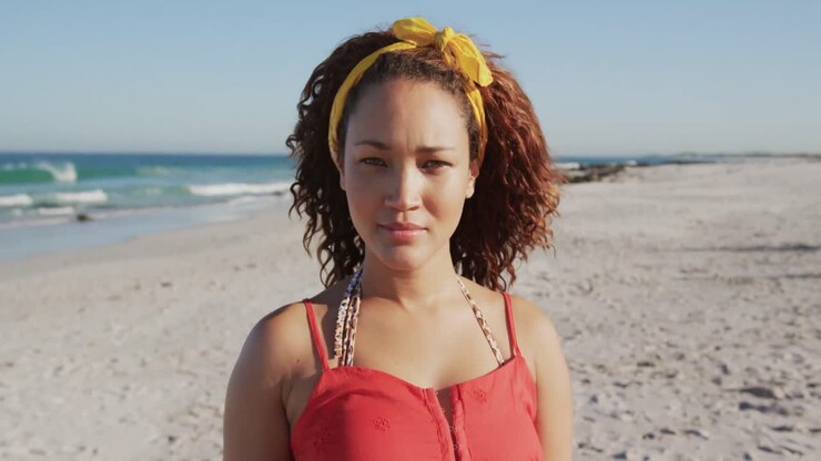 Portrait de jeune femme sur une plage 4k