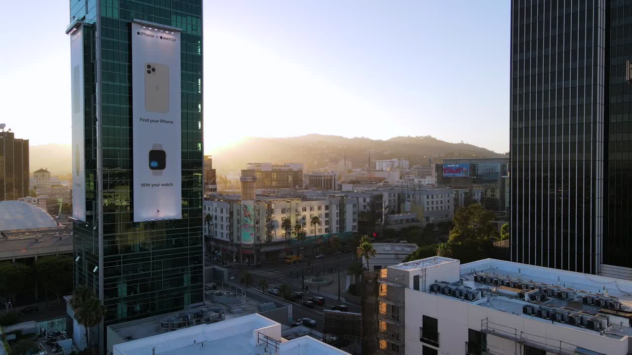 una excelente toma aérea de rascacielos y equipos de construcción en el centro de los ángeles, california
