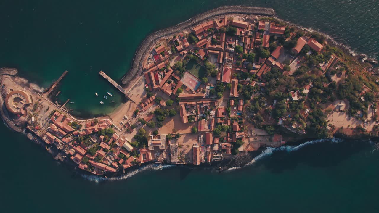 Vista aerea dell'isola di Gorée, un sito Patrimonio dell'Umanità UNESCO, è magica di giorno con un tramonto incantevole