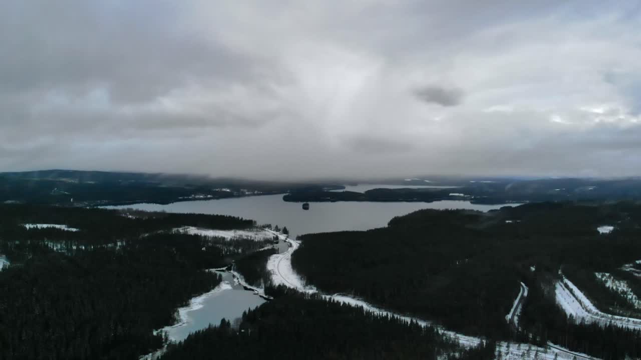 Dronekuva lumisesta maisemasta Ruotsissa.