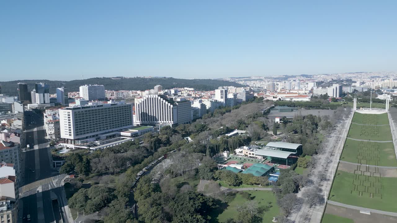 리스본 도심에서 포르투갈 타구스 강까지의 공중 영상