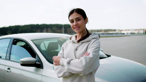 mujer con permiso de conducir