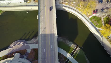 Sioux-Falls-Drone-Vista-Aérea-De-Arriba-Hacia-Abajo-Coches-Conduciendo-Seguimiento-Sobre-Puente-Y-Río