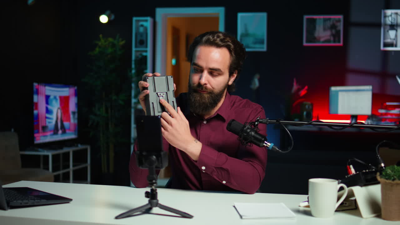 el vlogger muestra las especificaciones del dispositivo de carga, grabando con el teléfono