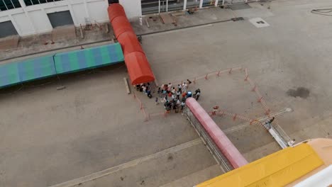 el crucero de lujo costa serena pasa a los pasajeros por la seguridad antes de abordar.