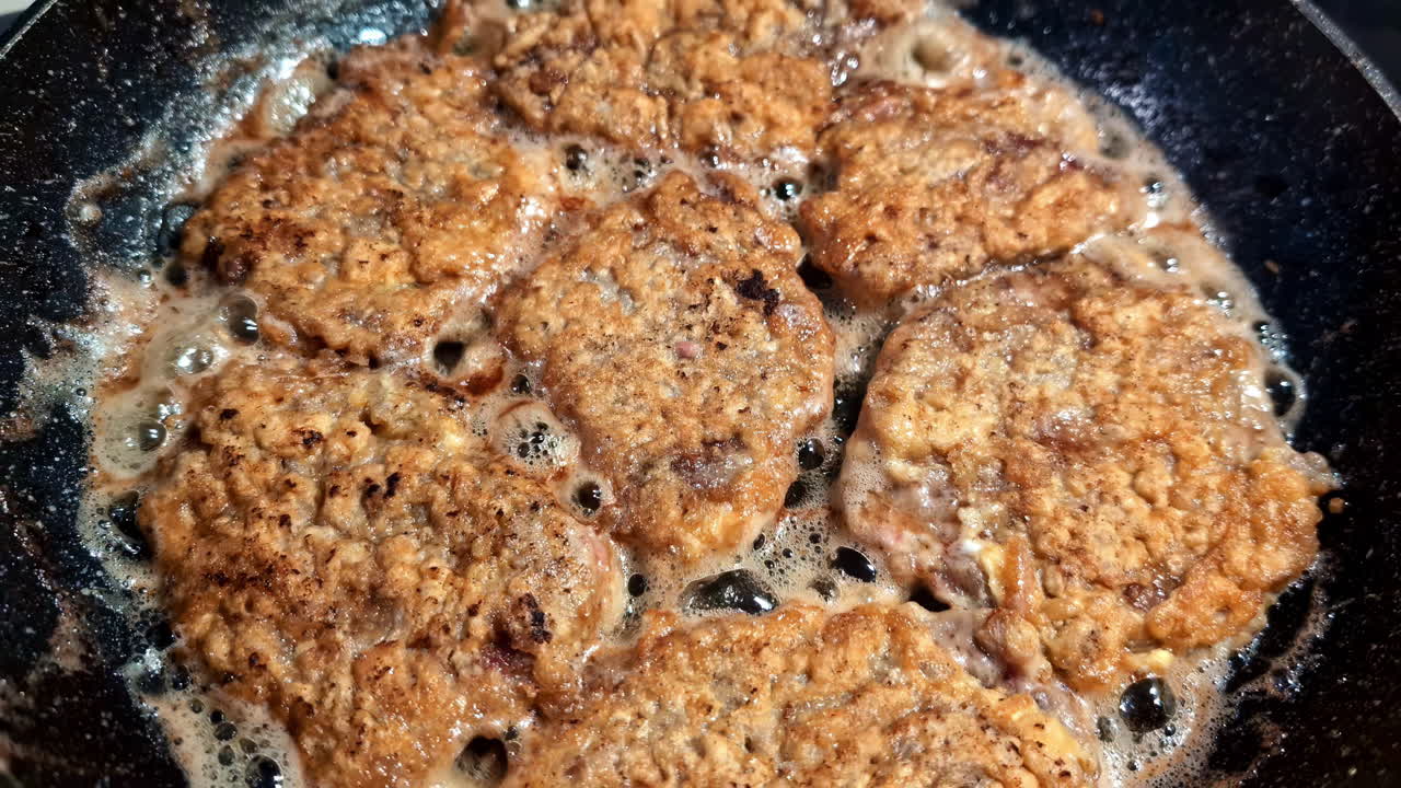 김판 에 매운 돼지고기 를 요리 하는 것