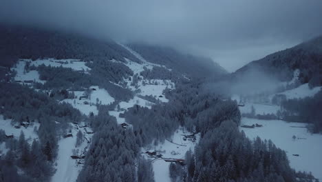 Luftaufnahme-Einer-Malerischen,-Gefrorenen-Berglandschaft-Im-Winter