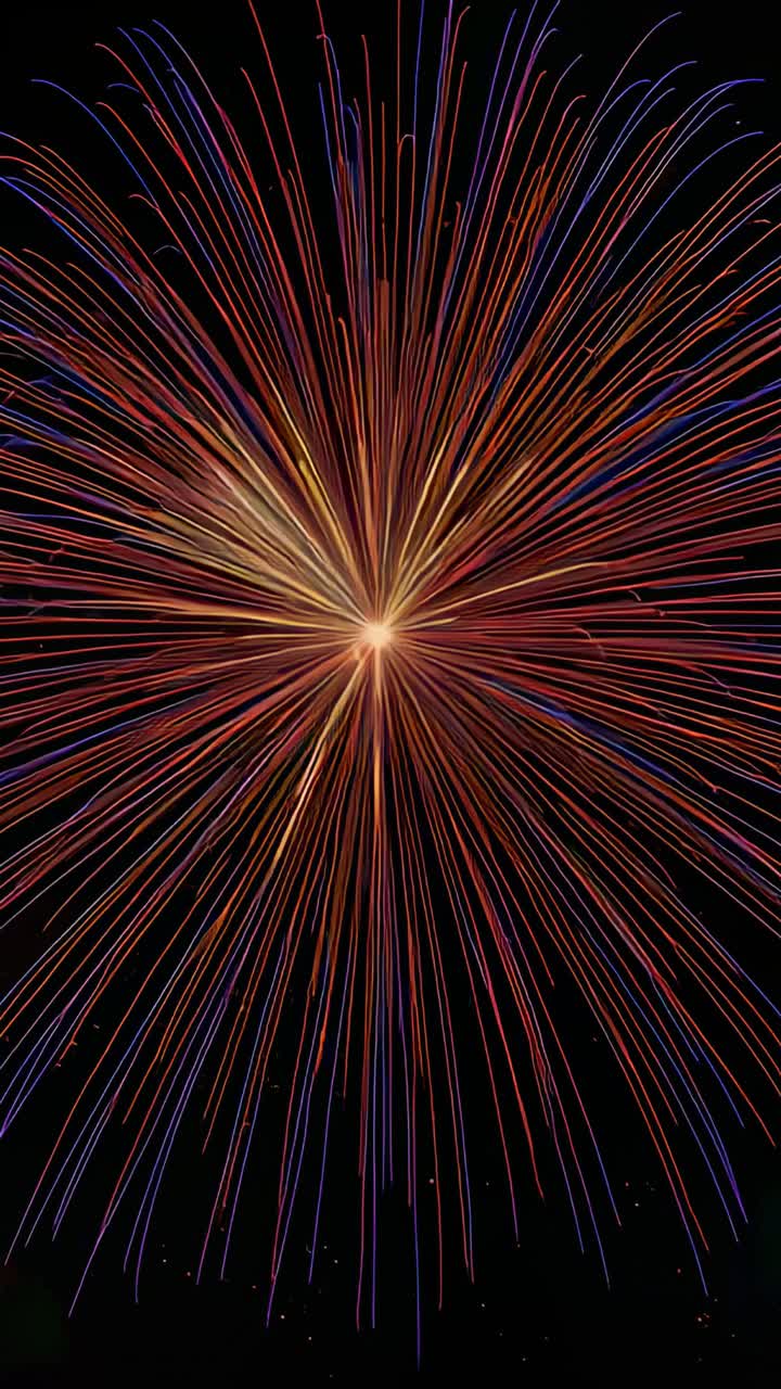 Video verticale: scoppio di un guscio sferico con scie notturne dopo il lampo di lancio, scintille che svaniscono