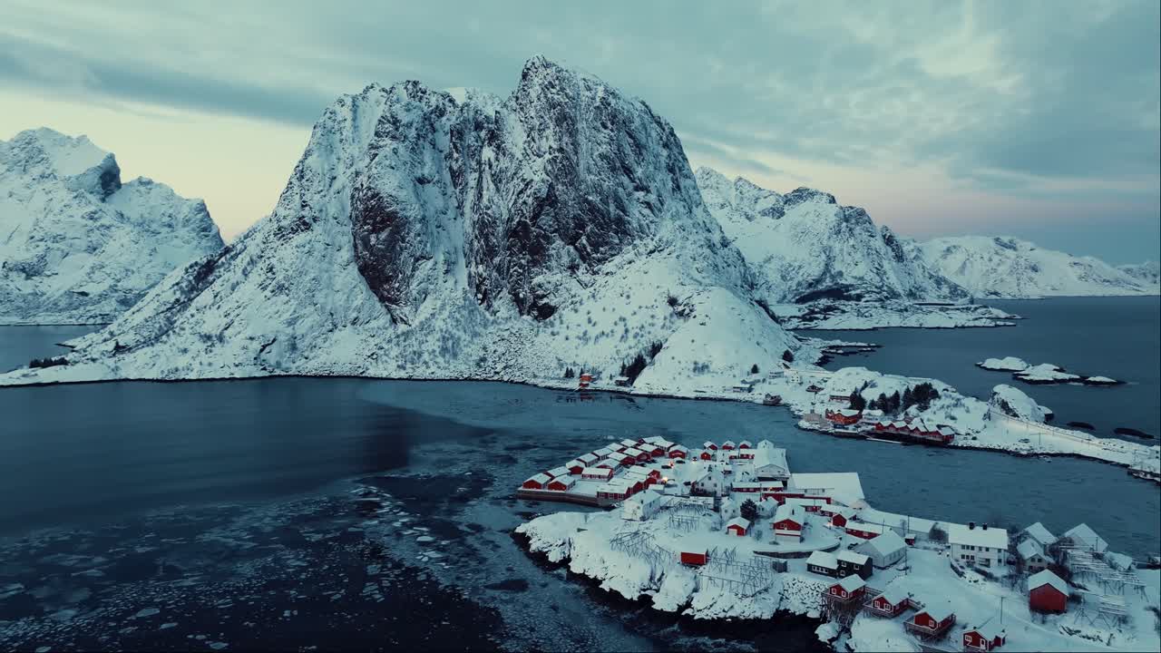Vista aerea del meraviglioso paesaggio delle isole Lofoten in inverno