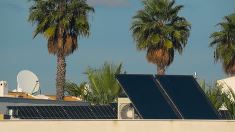 Paneles-Solares-En-La-Azotea-Y-Antenas-Parabólicas-En-Portugal