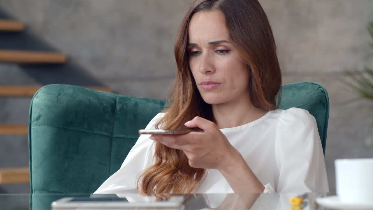 초점을 맞춘 사업가 여성 음성 메시지 녹음