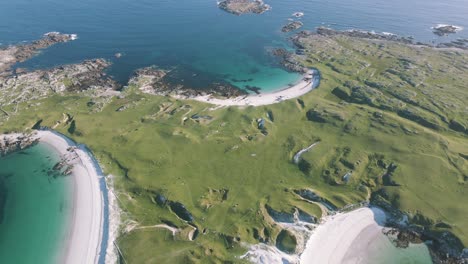 Magnífico-Paisaje-Verde-De-La-Isla-Y-Playas-En-Dogs-Bay-Beach-Connemara-Irlanda---Toma-Aérea