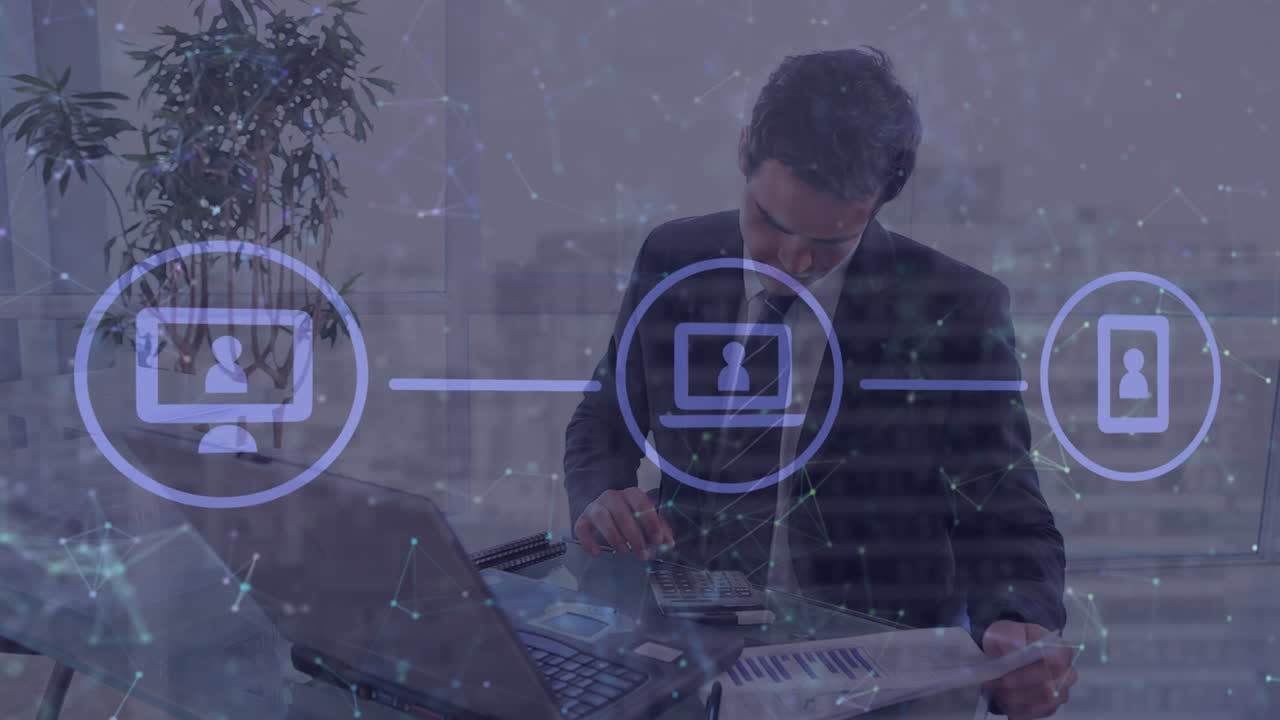 animación del procesamiento de datos sobre un hombre de negocios caucásico que usa una computadora portátil