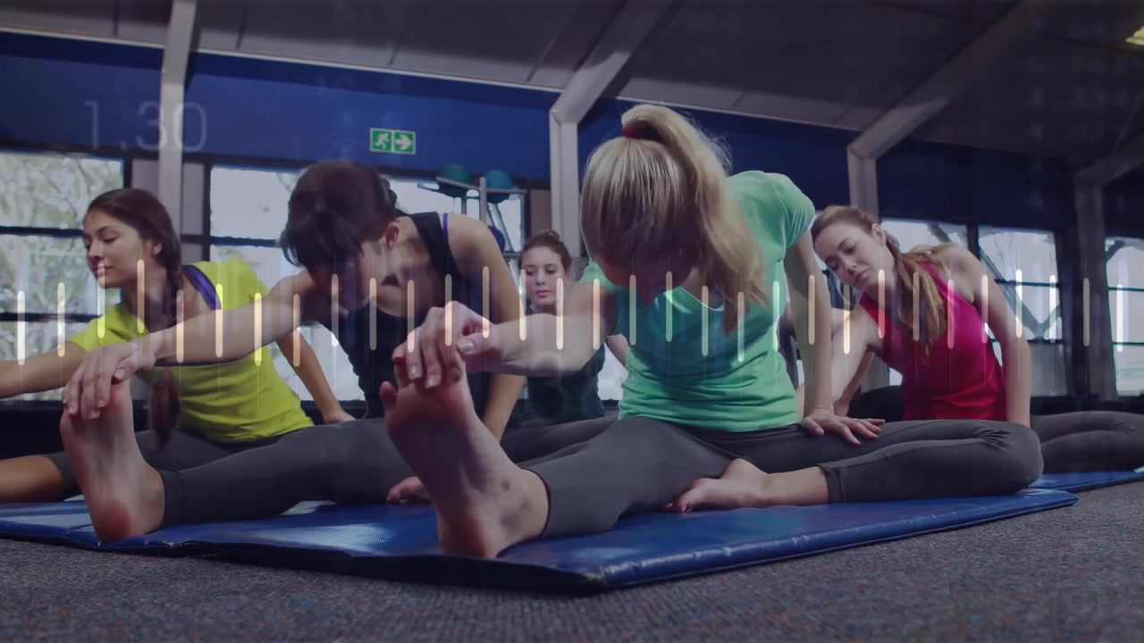 Pět žen provádí boční protahování, spouštěné pulzující grafickou audio vlnou pro fitness.