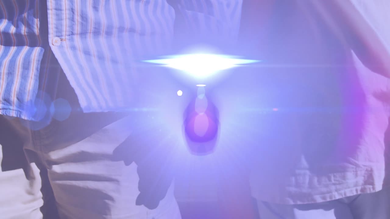 손을 잡고 공원에서  ⁇ 고 있는 노인 부부의 중간 부분을 가로질러 움직이는 빛의 애니메이션